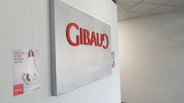 Enseigne intérieure en tôle tablette effet alu brossé + lettrage en relief PVC – GIBAUD à St Etienne