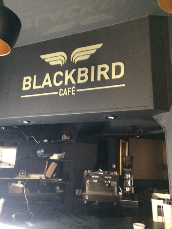 Lettrage découpée à la forme – BLACKBIRD CAFE à St Etienne (42)