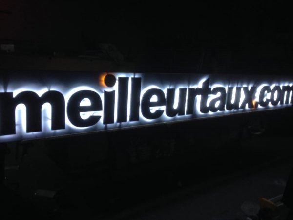 Enseigne en lettres PVC avec éclairage led + drapeau meilleurtaux.com à Saint-Etienne