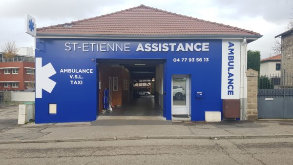 Habillage de façade en bleu + enseigne en lettres boitiers lumineuses + PVC – ST-ETIENNE ASSISTANCE à St Priest en Jarez